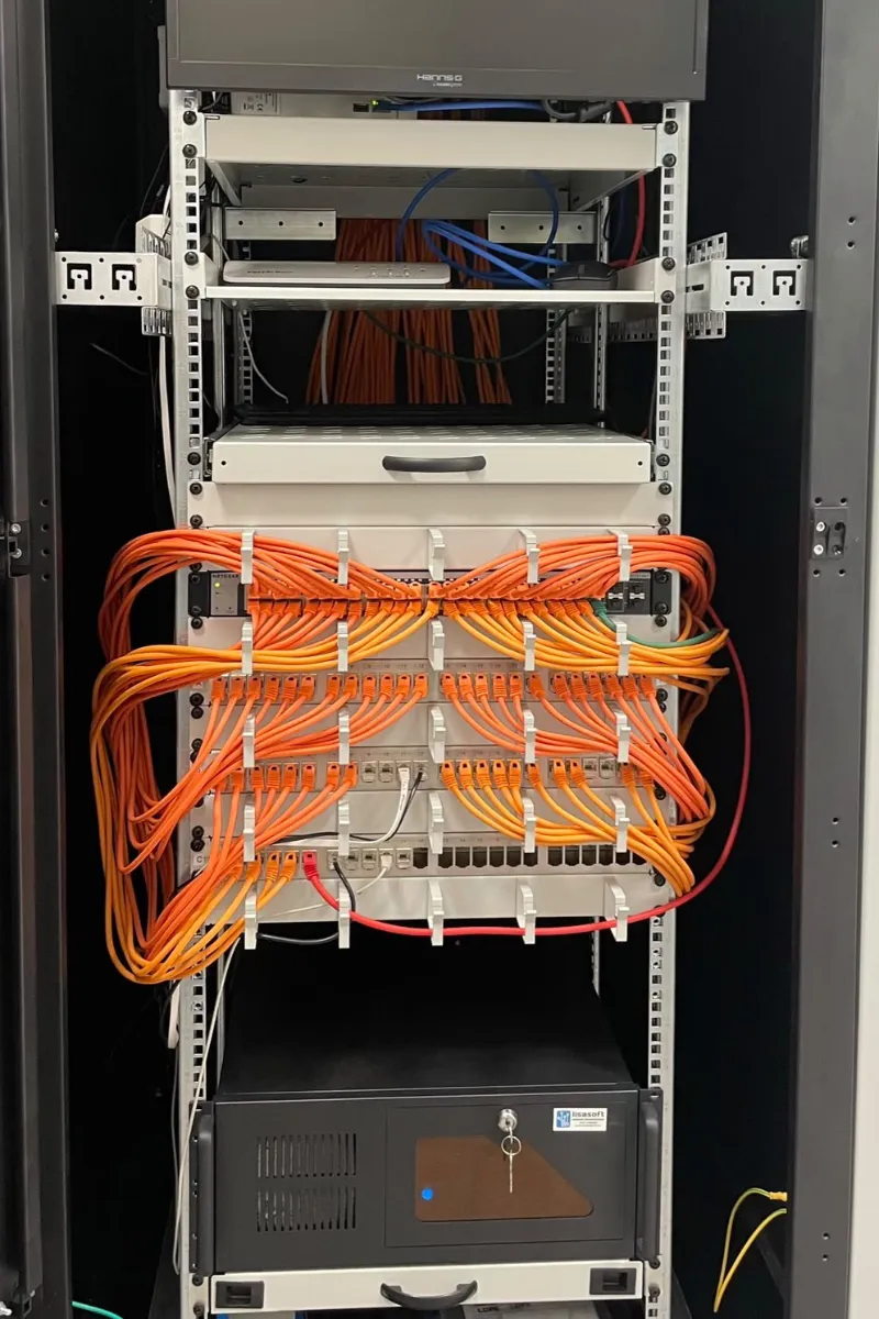 Nahaufnahme eines Netzwerk-Switches mit ordentlich verlegten Patchkabeln.