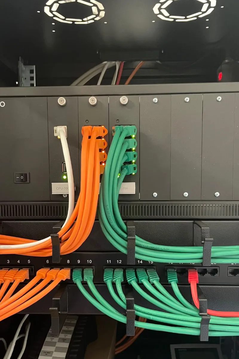 Verteilerschrank mit umfangreicher Netzwerk- und Telekommunikationsverkabelung